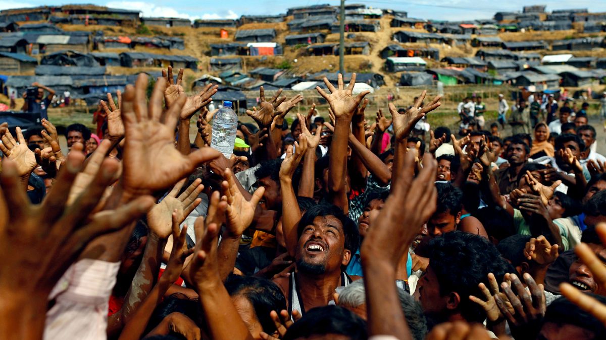 اجئون الروهينغا يمدون أيديهم لتلقي المساعدات- أرشيف رويترز