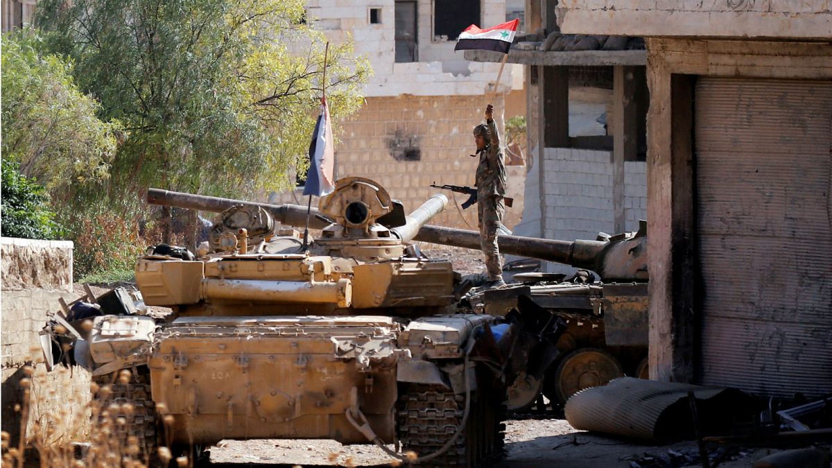 صورة أرشيفية لجندي يعتلي دبابة تابعة لقوات الجيش السوري