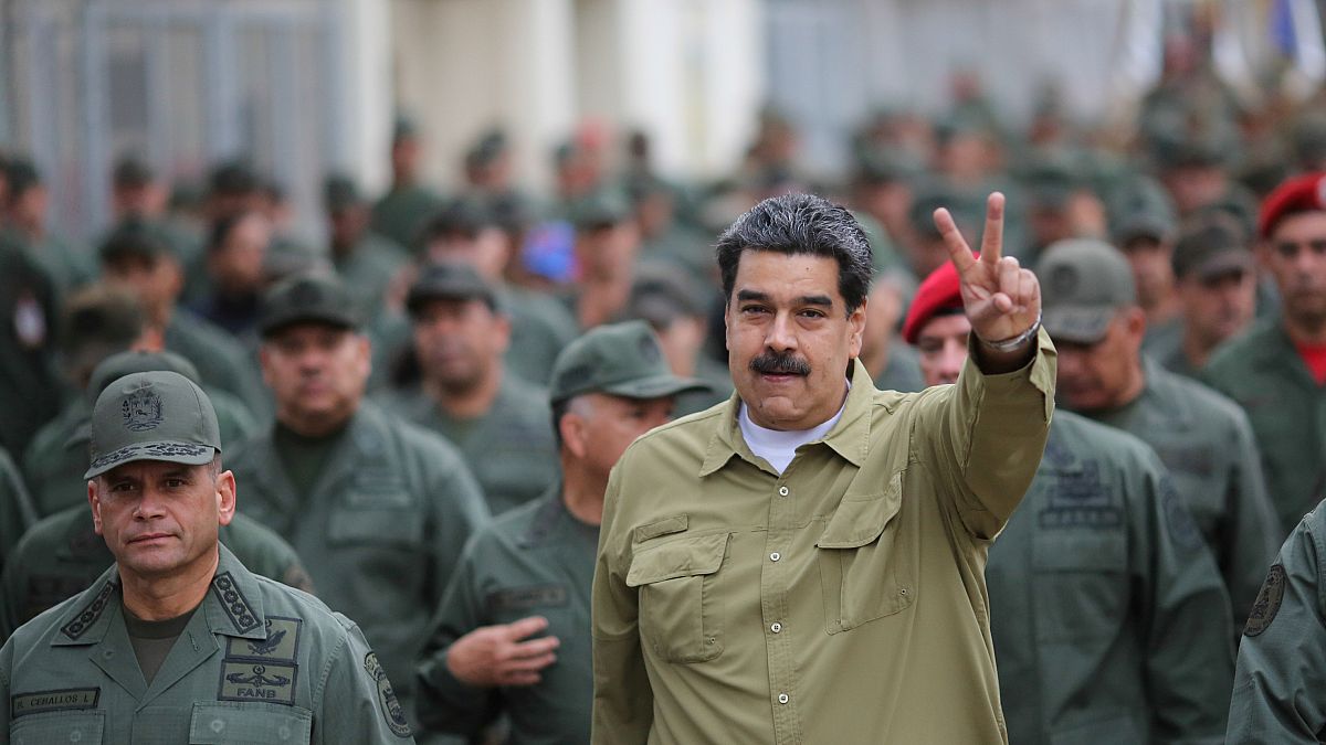 مادورو خلال لقائه عسكريين في قاعدة عسكرية في كاراكاس الشهر الماضي. رويترز