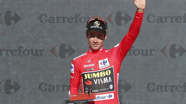 Roglic indossa la "Roja". Roglic indossa la "Roja".