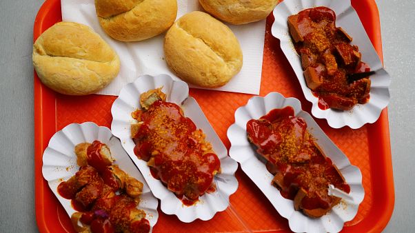 Currywürste und Brötchen Currywürste und Brötchen