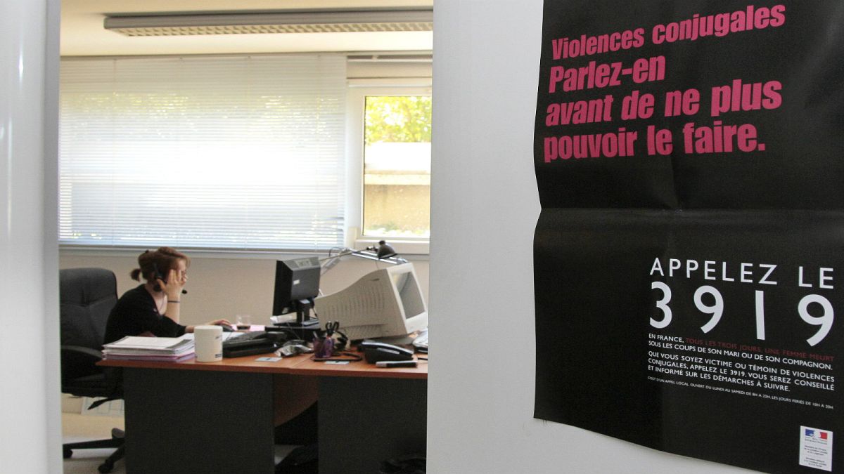 Fransa'da kadına şiddet uygulayan erkeklere elektronik bileklik takılacak 