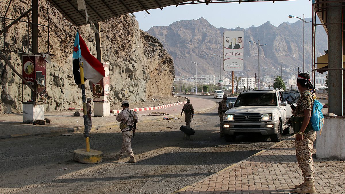 الحكومة اليمنية تقول إنها ترغب في الحوار مع أبوظبي لحل أزمة الجنوب 