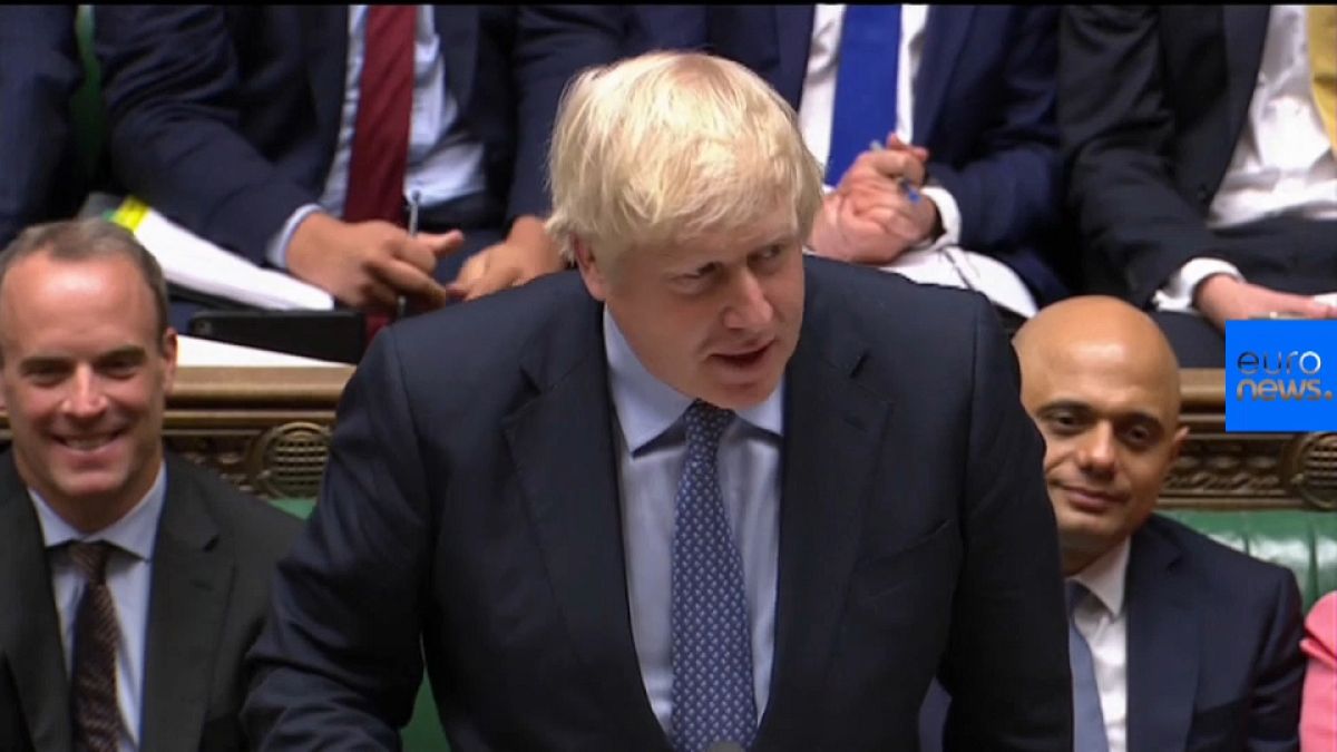 Video: Boris Johnson flucht im Parlament und erntet Lacher