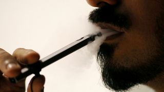 العلماء يحاولون حل لغز أمراض غامضة مرتبطة بالسجائر الإلكترونية