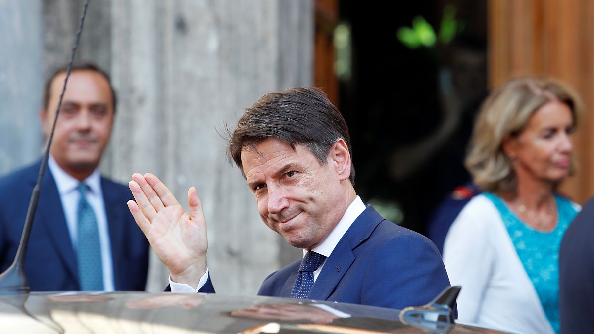 Itália apresenta novo executivo de coligação