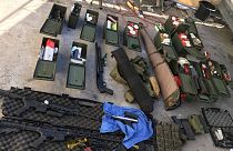 أسلحة غير مرخصة صادرتها الشرطة الأمريكية مؤخراً من أحد المنتجعات في كاليفورنيا