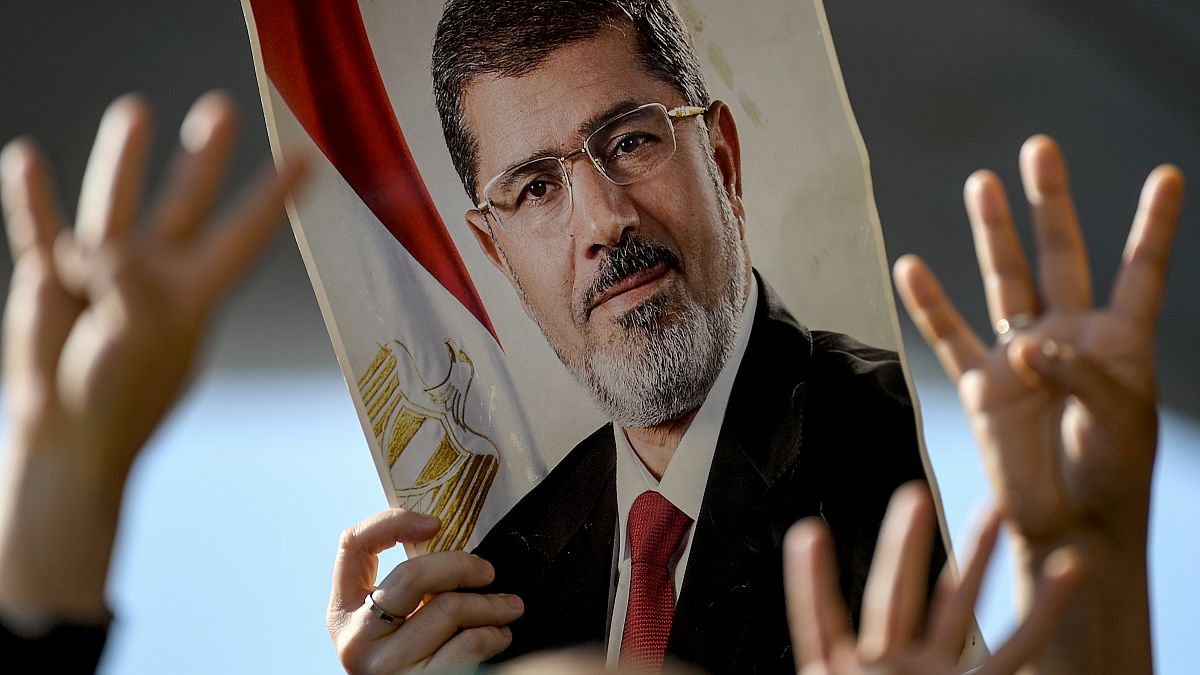 صورة أرشيفية لمتظاهرين يحملون صورة محمد مرسي