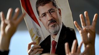 صورة أرشيفية لمتظاهرين يحملون صورة محمد مرسي