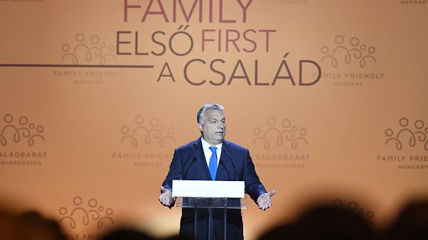 Orbán: "Célunk, hogy a gyerekvállalás növelje az életszínvonalat" Orbán: "Célunk, hogy a gyerekvállalás növelje az életszínvonalat"
