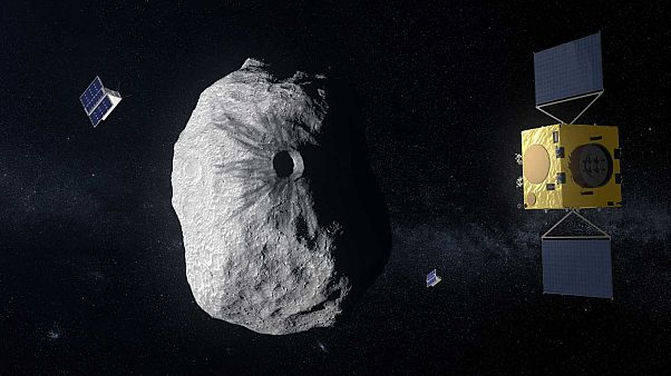 Le satellite Hera de l'ESA au contact de l'astéroïde Didymos. Vue d'artiste Le satellite Hera de l'ESA au contact de l'astéroïde Didymos. Vue d'artiste