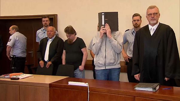 Verurteilte Kinderschänder Mario S. und Andreas V. mit ihren Anwälten. Verurteilte Kinderschänder Mario S. und Andreas V. mit ihren Anwälten.