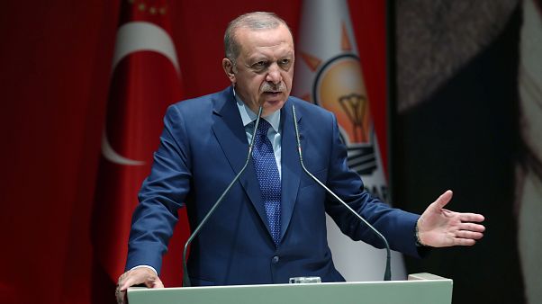 Erdogan amenaza con dar "paso libre" a los refugiados a Europa si no recibe ayuda de la UE Erdogan amenaza con dar "paso libre" a los refugiados a Europa si no recibe ayuda de la UE