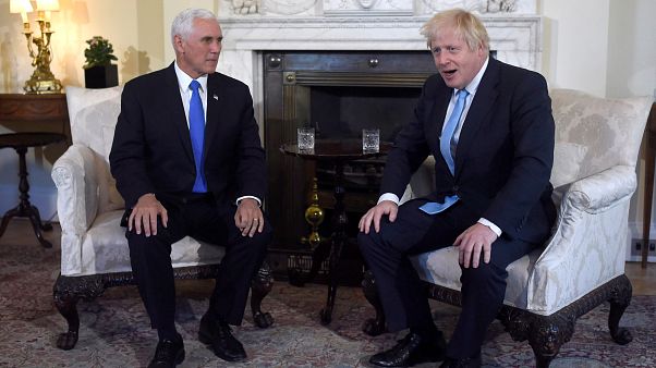 Johnson zu Pence: "Wir wollen Eure Chlorhühnchen nicht!" Johnson zu Pence: "Wir wollen Eure Chlorhühnchen nicht!"