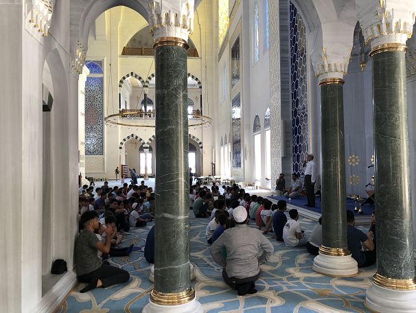 روحانی مذهبی در حال سخنرانی برای نوجوانان در مسجد چامیلچا