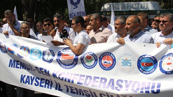 Memur-Sen üyesi kamu çalışanları, "Emeğe saygı, adalete davet" temasıyla basın açıklaması yaptı. Memur-Sen üyesi kamu çalışanları, "Emeğe saygı, adalete davet" temasıyla basın açıklaması yaptı.
