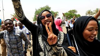سودانيون يحتفلون بعد توقيع الإعلان دستوري بين المجلس العسكري الانتقالي  والتحالف المعارض في الخرطوم