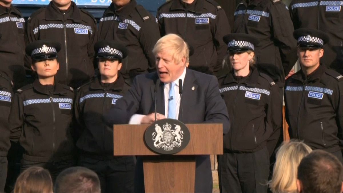 شاهد: شرطية تتعرض لوعكة صحية خلال كلمة لرئيس الوزراء جونسون