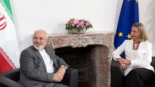El ministro de Asuntos Exteriores de Irán, Mohammad Javad Zarif con la jefa de política exterior de la UE Federica Mogherini.