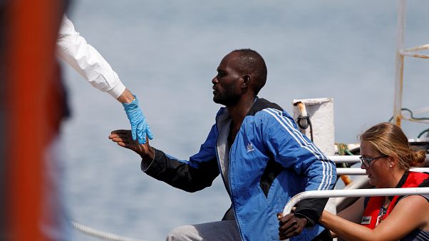 İtalya'da kurtarma gemisinden çıkartılan bir göçmen İtalya'da kurtarma gemisinden çıkartılan bir göçmen