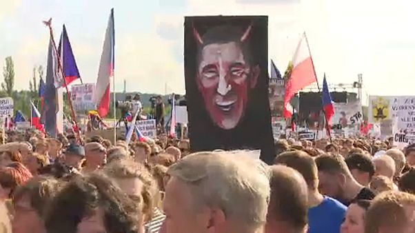Bocsánatot kell kérnie a tüntetőktől a cseh miniszterelnöknek Bocsánatot kell kérnie a tüntetőktől a cseh miniszterelnöknek