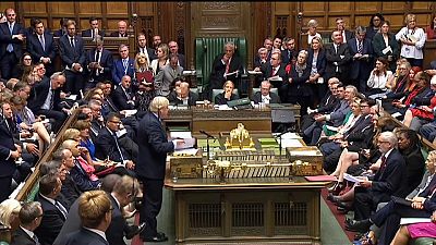 Британцы защищают парламент