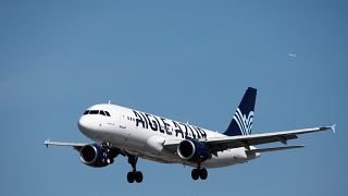Un avion d'Aigle Azur à l'atterrissage à l'aéroport de Paris-Orly, le 06/09/2019