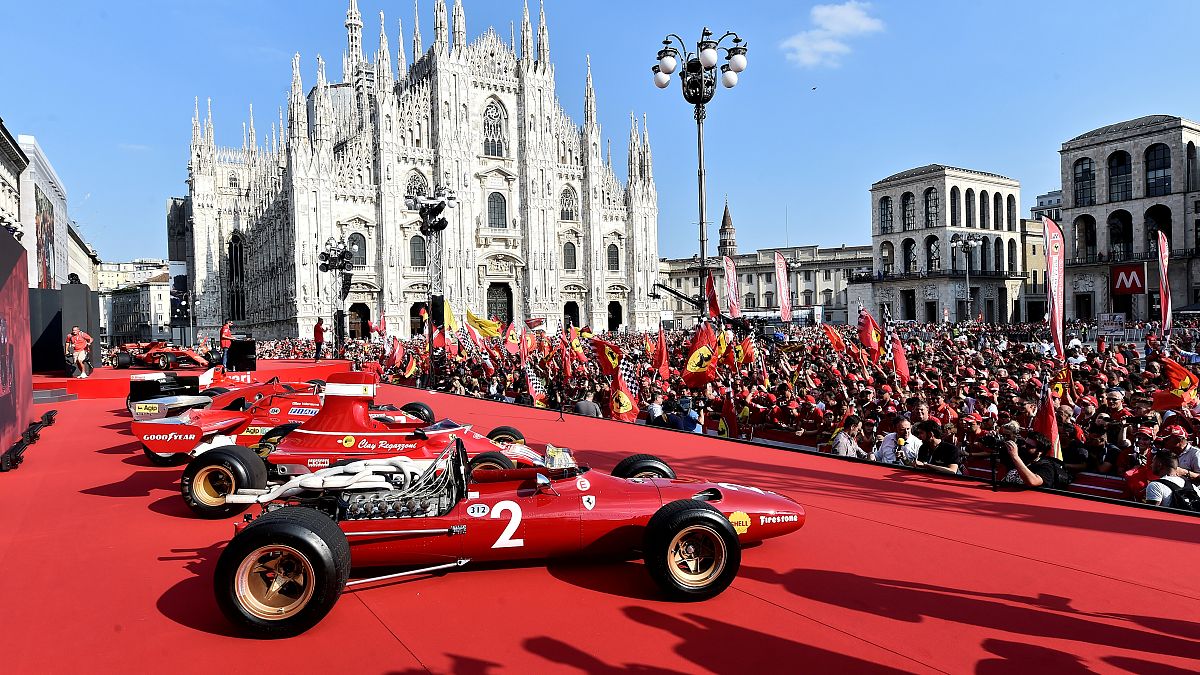 Ferrari-parádé Milánóban