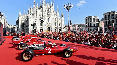 Ferrari-parádé Milánóban