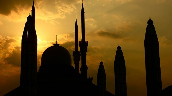 باحث مسلم إندونيسي.. ممارسة الجنس دون زواج خلف أبواب مغلقة "حلال" باحث مسلم إندونيسي.. ممارسة الجنس دون زواج خلف أبواب مغلقة "حلال"