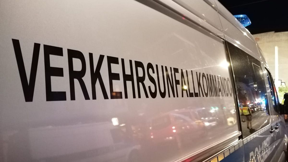 Porsche SUV rast auf Bürgersteig in Berlin-Mitte: 4 Tote