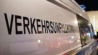 Porsche SUV rast auf Bürgersteig in Berlin-Mitte: 4 Tote
