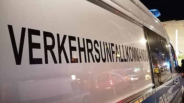 Porsche SUV rast auf Bürgersteig in Berlin-Mitte: 4 Tote Porsche SUV rast auf Bürgersteig in Berlin-Mitte: 4 Tote