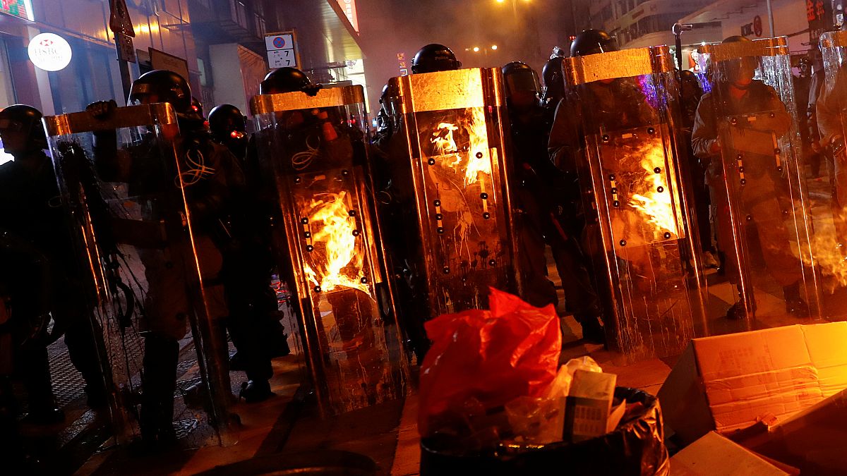 Hongkong findet keine Ruhe: Erneut Polizeigewalt und Ausschreitungen