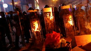 Noite de protestos violentos em Hong Kong