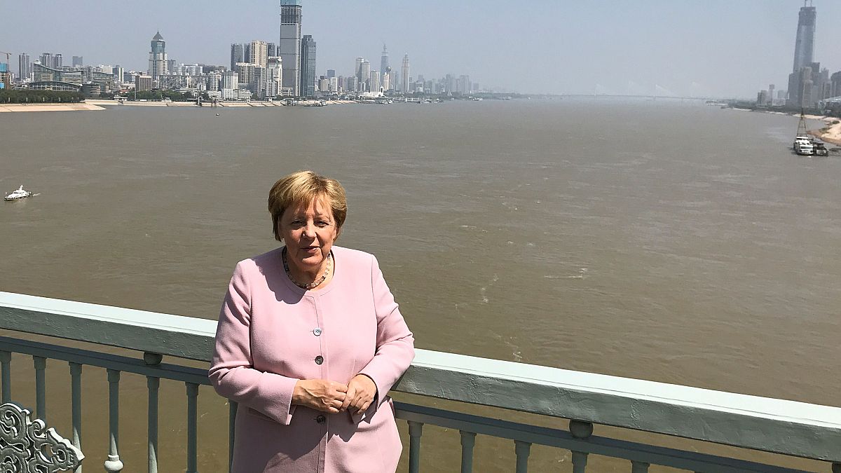 Bundeskanzlerin Angela Merkel posiert für Bilder auf einer Brücke über den Jangtsekiang in Wuhan, China.