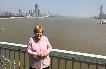 Bundeskanzlerin Angela Merkel posiert für Bilder auf einer Brücke über den Jangtsekiang in Wuhan, China.