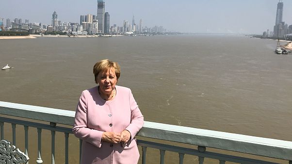 Bundeskanzlerin Angela Merkel posiert für Bilder auf einer Brücke über den Jangtsekiang in Wuhan, China. Bundeskanzlerin Angela Merkel posiert für Bilder auf einer Brücke über den Jangtsekiang in Wuhan, China.