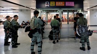 شاهد: الشرطة تتحرك لحماية مطار هونغ كونغ من اجتياح المحتجين