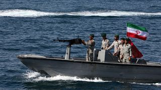 إيران تحتجز سفينة على متنها 12 فيليبينيًا في مضيق هرمز