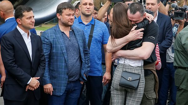 Ucrânia e Rússia trocam prisioneiros Ucrânia e Rússia trocam prisioneiros
