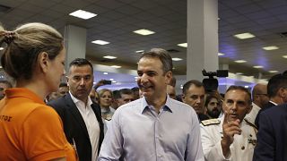 O πρωθυπουργός Κυριάκος Μητσοτάκης, μπροστά από το περίπτερο του υπουργείου Εθνικής Άμυνας