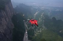 شاهد: طيارون بثياب مجنحة يخوضون منافسة عالمية من أعالي جبال شاهقة في الصين