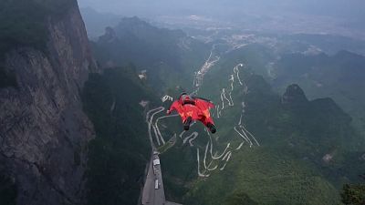مسابقات پرواز با لباس بالدار از ارتفاعات هزار متری در چین 