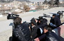 Kabil'de bir silahlı saldırıyı çeken Afgan gazeteciler