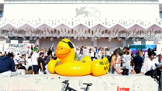 Cerca de 300 activistas han invadido la alfombra roja de la Mostra de Venecia