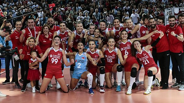 A Milli Kadın Voleybol Takımı, Avrupa Şampiyonası'nda finale yükseldi A Milli Kadın Voleybol Takımı, Avrupa Şampiyonası'nda finale yükseldi