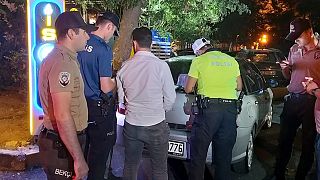 İstanbul Emniyeti Asayiş Şube Müdürlüğü vatandaşlardan haksız otopark ücreti talep eden "değnekçi" adı verilen kişilere yönelik operasyon düzenledi