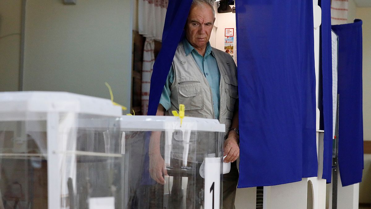 مواطن روسي يتجه للتصويت في مركز اقتراع في موسكو