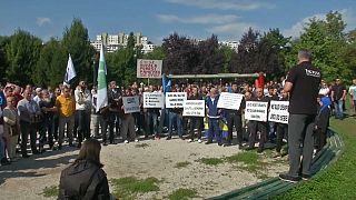 شاهد: المسلمون في البوسنة يحتجون ضد تنظيم أول مسيرة للمثليين في سراييفو